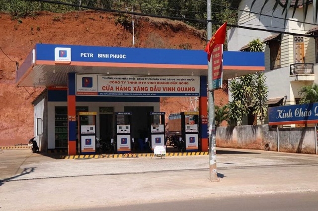 Cửa hàng xăng dầu Công ty TNHH MTV Vinh Quang Đắk Nông, một trong sáu cây xăng được Sở Xây dựng Đắk Nông cấp phép trái quy định của Luật Đất đai, gây thất thu ngân sách nhiều tỷ đồng.
