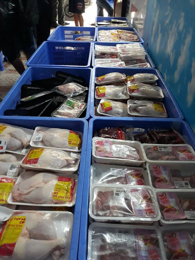 Thịt heo, gà được cho là hàng ế ở siêu thị và giới chợ mạng mua lại để bán . Ảnh: Phương Mai.