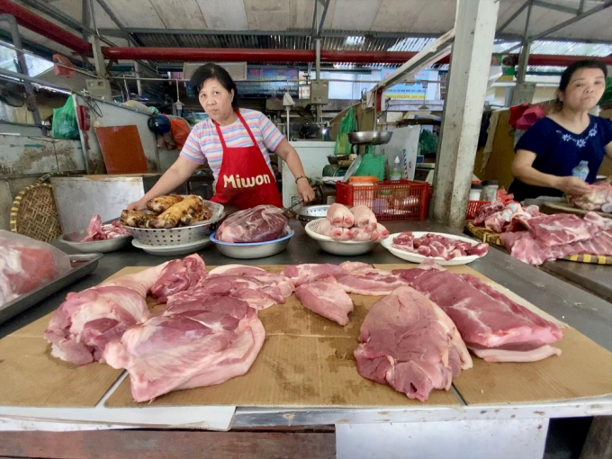 Giá thịt lợn đến tay người tiêu dùng vẫn ở mức cao ngất ngưởng. (Ảnh: Việt Linh).
