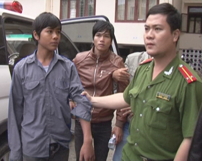 Đinh Văn Hút (26 tuổi) và Đinh Văn Hắp (19 tuổi) bị cảnh sát bắt giữ