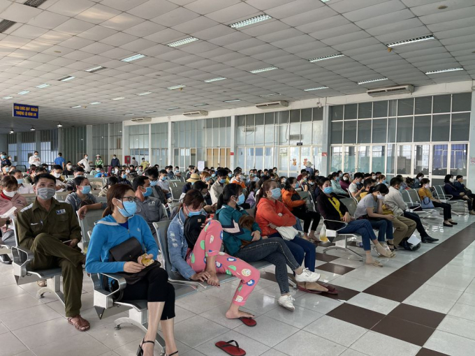 Nhiều người đợi từ sáng đến chiều để trả vé ở ga Sài Gòn ẢNH: VŨ PHƯỢNG