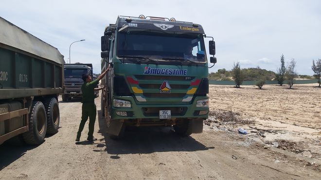 Các xe ben vào dự án lấy cát khai thác trái phép ra ngoài ẢNH: NGUYỄN LONG