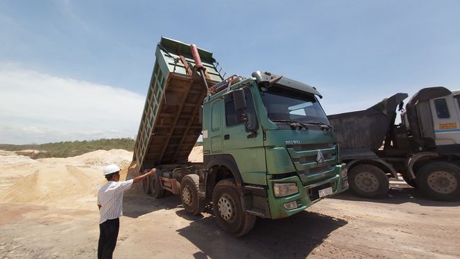 Xe ben đổ cát lại hiện trường ẢNH: NGUYỄN LONG