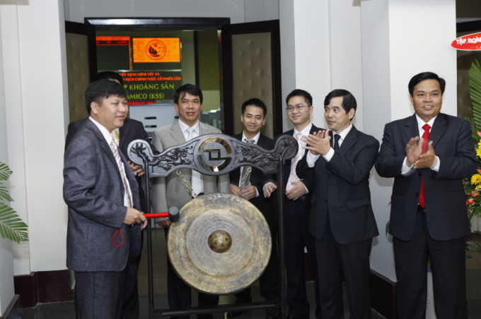 Ông Nguyễn Văn Dĩnh - Chủ tịch HĐQT Tổng công ty Khoáng sản Na Rì Hamico đánh chiêng mở màn cho phiên giao dịch đầu tiên của mã cổ phiếu KSS trên sàn giao dịch HoSE.
