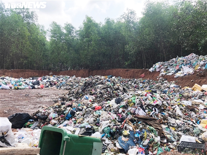 Bãi tập kết rác gây ô nhiễm môi trường, ảnh hưởng đến cuộc sống của người dân. (Ảnh: Khuất Nguyên)