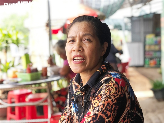 Bà Dương Ngọc Thuý phản ánh với PV về bãi tập kết rác. (Ảnh: Khuất Nguyên)