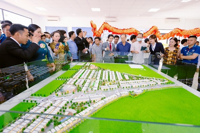 Lãnh đạo tỉnh Bình Phước cùng người dân tham quan văn phòng ban quản lý dự án