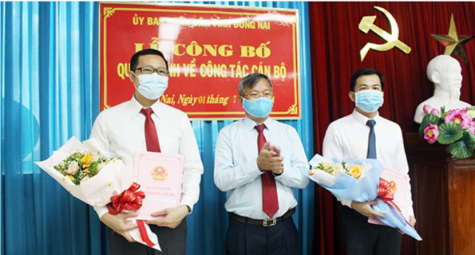 Chủ tịch UBND tỉnh Cao Tiến Dũng trao quyết định cho các đồng chí vừa được bổ nhiệm