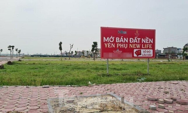 Theo HoREA, do sự thiếu đồng bộ của các quy định pháp luật đã dẫn đến việc chủ đầu tư nhận tiền “đặt cọc” quá nhiều, thậm chí có trường hợp nhận đến hơn 90% giá trị nền nhà, gây ra rủi ro và thiệt hại cho khách hàng. Ảnh minh họa.