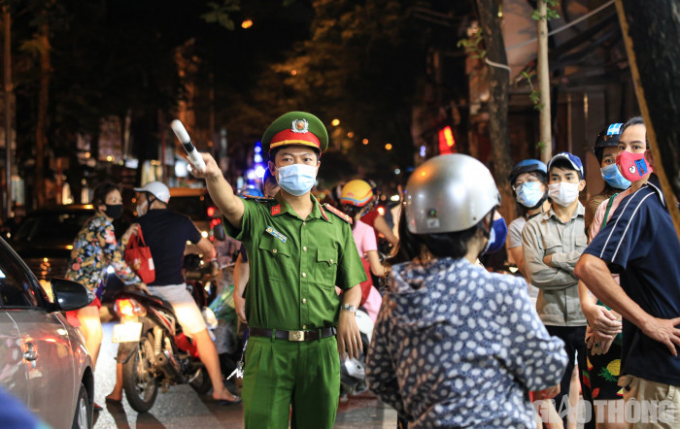 Lực lượng chức năng cũng đã có mặt để phân luồng các phương tiện và hướng dẫn người dân giãn cách 2m.