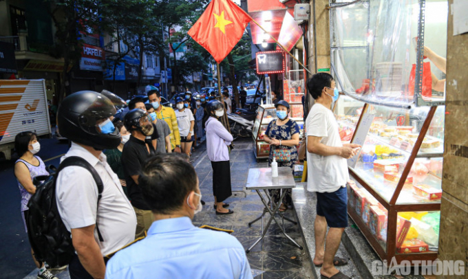 Tuy nhiên, vẫn có lúc người mua đứng sát nhau, không đảm bảo khoảng cách.
