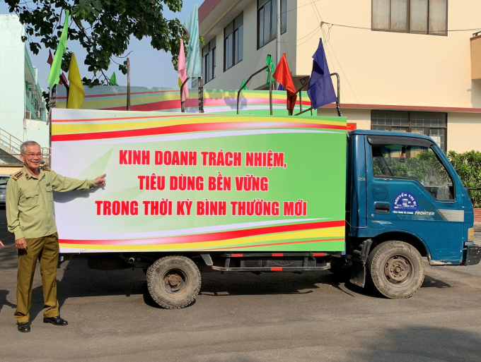 Ông Võ Văn Tỉnh – Quyền Cục trưởng Cục Quản lý thị trường tỉnh Đồng Nai phối hợp trong công tác tuyên truyền. (Ảnh: HĐ)