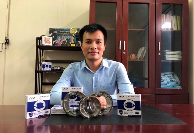 Anh Nguyễn Thái Sơn - Giám đốc Công ty cổ phần má phanh Nam Khánh với sản phẩm má phanh được làm từ bã cà phê