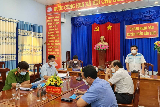 Ông Trần Tấn Công, Chủ tịch UBND huyện Trần Văn Thời thông tin về việc tiêu hủy đàn chó, mèo (Ảnh: TTXVN)