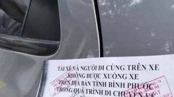 Nhiều ô tô khi vào địa phận tỉnh Bến Tre bị dán niêm phong vào các cửa ô tô. Anh FB