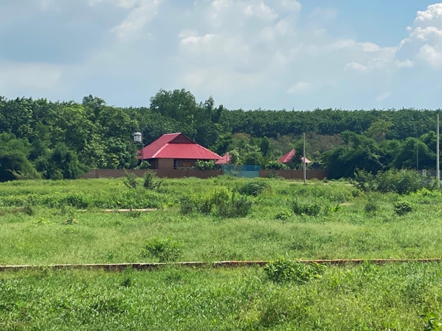 Dù không đủ điều kiện chuyển đổi thành đất ở, nhưng chủ đầu tư đã tự ý thay đổi hiện trạng đất, phân lô, tách thửa để bán. Ảnh: Công Nhật