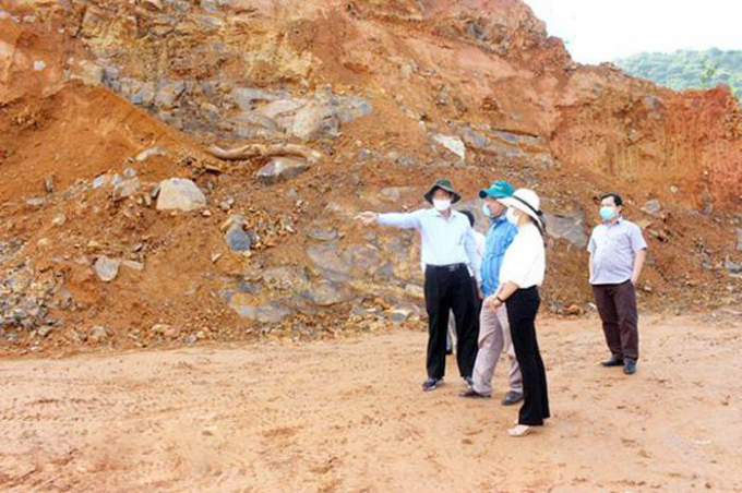 Phó chủ tịch UBND tỉnh Võ Văn Phi kiểm tra dự án cải tạo đất đồi có thu hồi vật liệu san lấp tại H.Tân Phú. Ảnh: K.MINH
