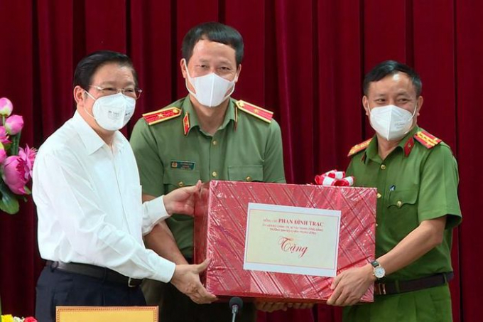 Ông Phan Đình Trạc trao quà cho Công an tỉnh Đồng Nai