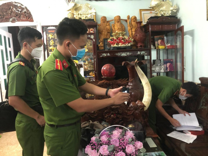 Cơ quan CSĐT Công an thành phố Vũng Tàu thực hiện lệnh khám xét khẩn cấp.