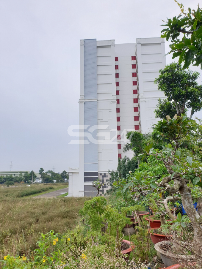 Chung cư bên cạnh khu đất bỏ trống