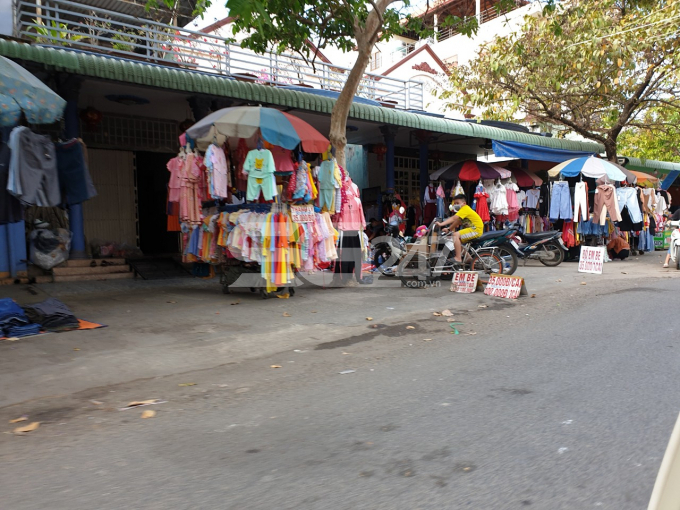 Dãy các cây treo, bày bán quần áo chiếm vỉa hè đường Nguyễn Thị Tồn, phía phường Hóa An, thành phố Biên Hòa