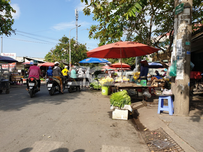 Ô dù, sạp hàng hóa được đặt, chiếm lòng đường Nguyễn Thị Tồn, phường Hóa An, thành phố Biên Hòa