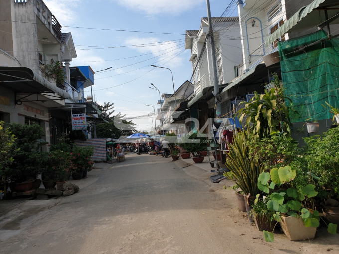 Con đường bị chiếm biến thành điểm họp chợ của các tiểu thương, vị trí thuộc phường Bửu Hòa thành phố Biên Hòa (đối diện là cổng sau của công ty Pouchen)