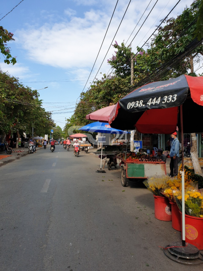 Hàng dài các xe bán trái cây chiếm lòng đường Nguyễn Thị Tồn, phía phường Bửu Hòa, thành phố Biên Hòa