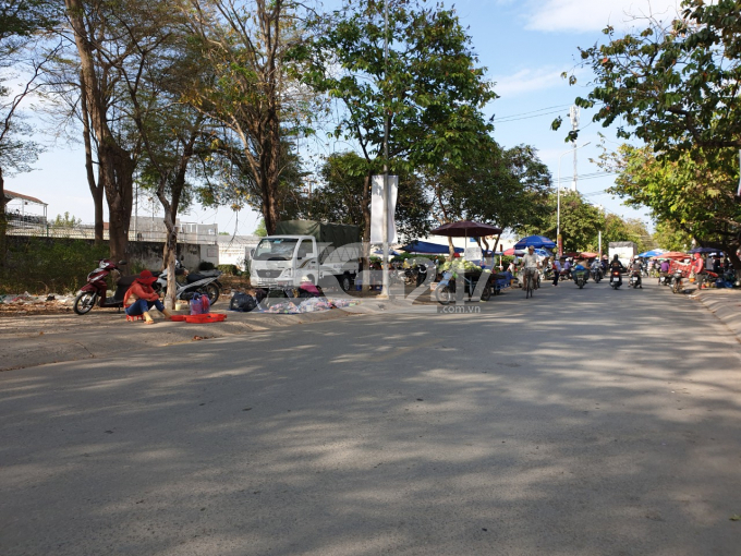 Cảnh họp chợ chiếm vỉa hè trên đường Nguyễn Thị Tồn, phía cổng sau công ty Pouchen