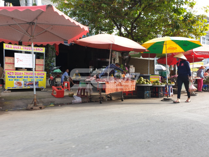Sạp bán thịt, bán bưởi, ô dù chiếm lòng, lề đường Nguyễn Thị Tồn, phường Hóa An, thành phố Biên Hòa