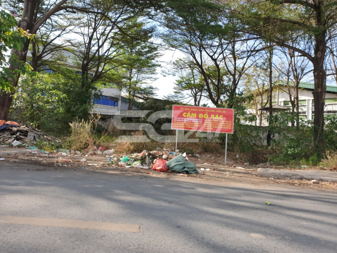 Vị trí xả rác thứ hai trên đường Nguyễn Thị Tồn, cách đống rác lớn khoảng 30 mét. UBND phường Hóa An đã cắm bảng CẤM ĐỔ RÁC