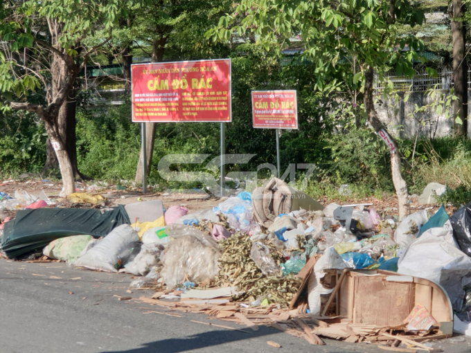 Rác thải sinh hoạt, phế phẩm từ đồ dùng, vật dụng gia đình bị một số người thiếu ý thức bảo vệ môi trường xả trên đường Nguyễn Thị Tồn, đoạn giáp ranh giữa phường Hóa An và phường Bửu Hòa, thành phố Biên Hòa