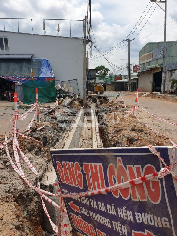 Một đoạn mương thoát nước (gần nhà văn hóa Ấp 1, xã An Phước) đang trong quá trình thi công, không có rào chắn