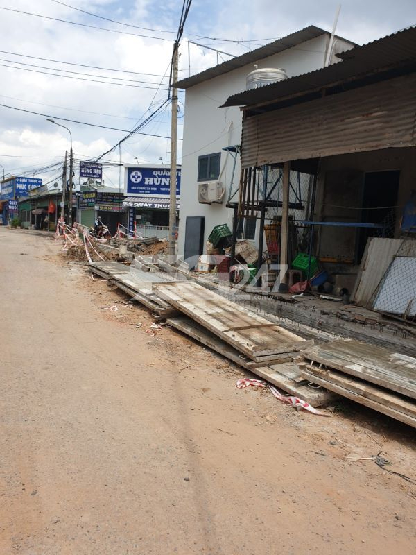 Một đoạn mương không được rào chắn, để lộ thiên trông mất an toàn giao thông