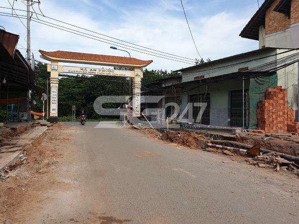 Những mét đường đầu tiên của tuyến đường liên xã vẫn chưa hoàn thành