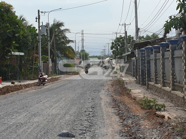 Một đoạn dài tuyến đường liên xã An Phước - Tam An với nền đường đá mi mới được san gạt