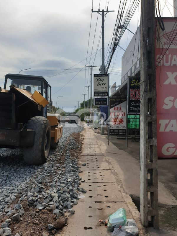Ngổn ngang đá làm cốt đường đang được lu cán