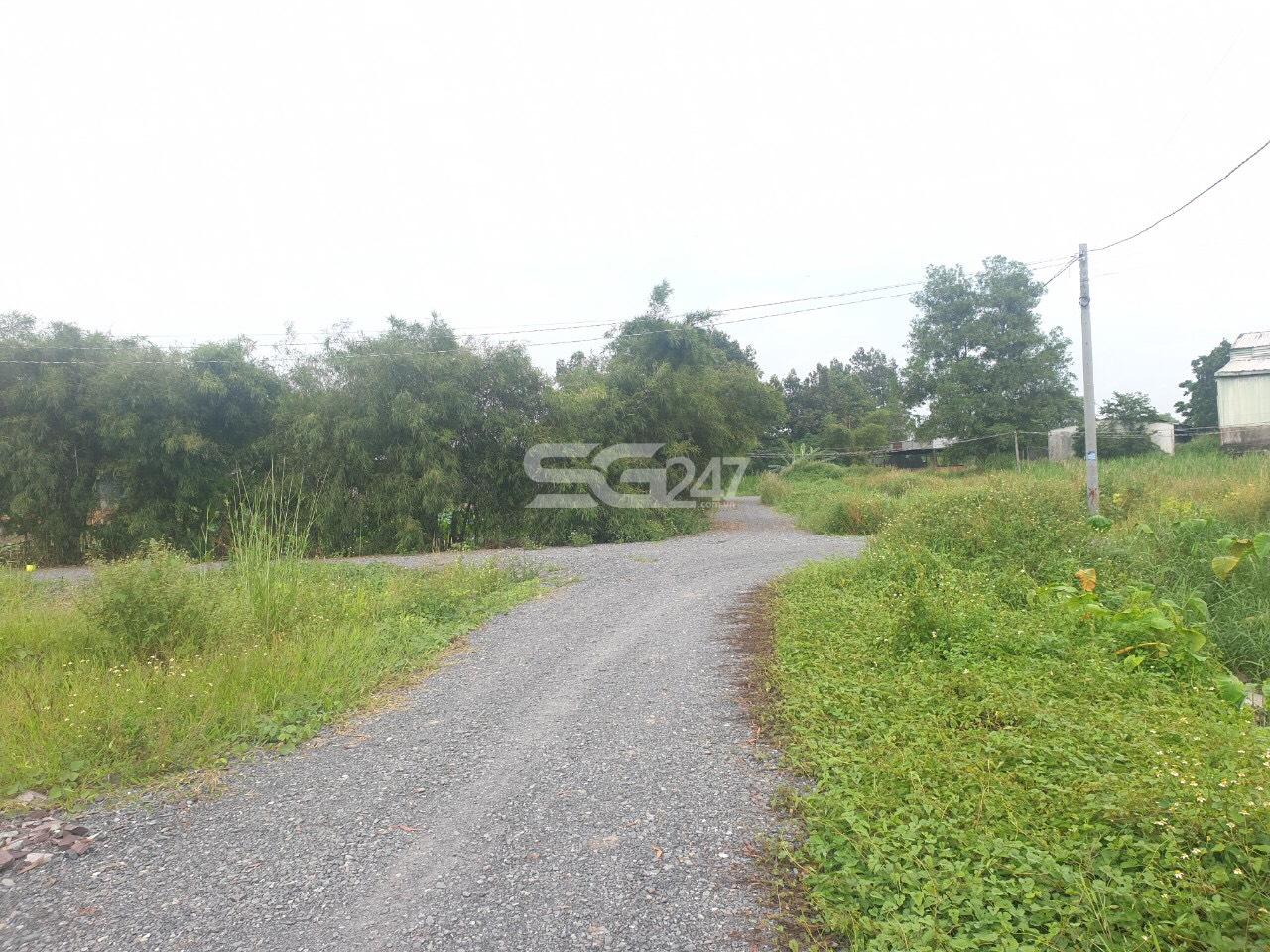 Đường đã được rải đá mi, điện đã được đấu nối
