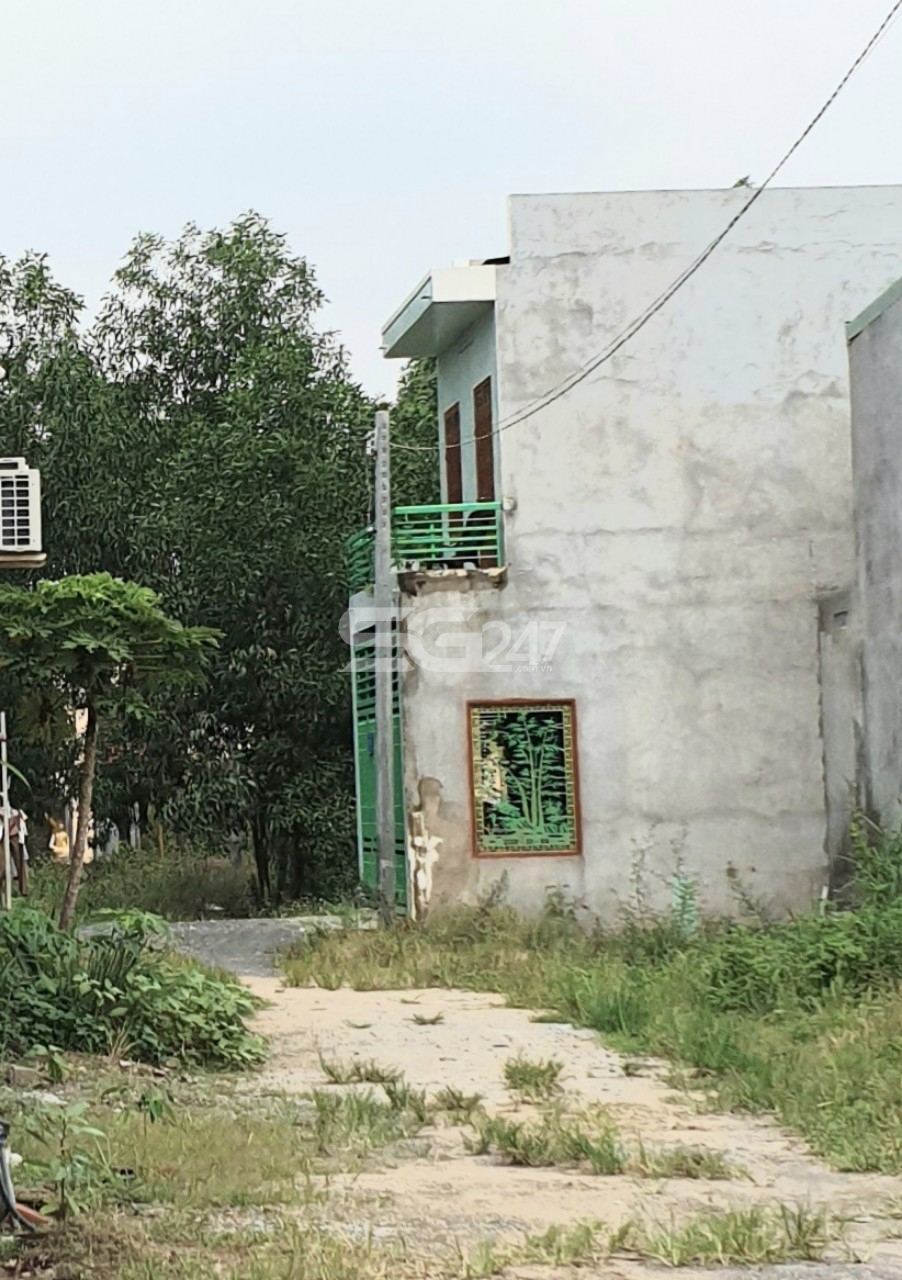 Trồng trụ kéo điện và đường đã được rải đá mi