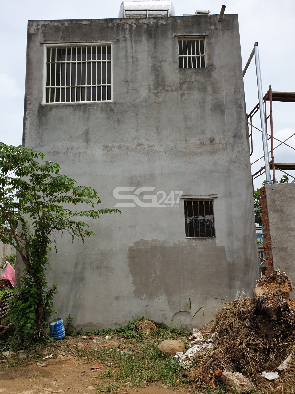 Hai căn nhà 1 trệt 1 lầu đã được xây dựng trên đất lúa