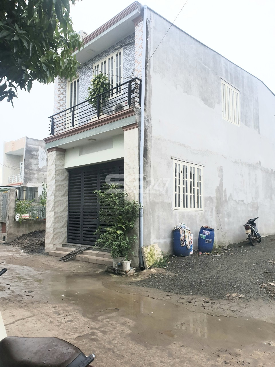 Hai căn nhà 1 trệt 1 lầu đã được xây dựng trên đất lúa