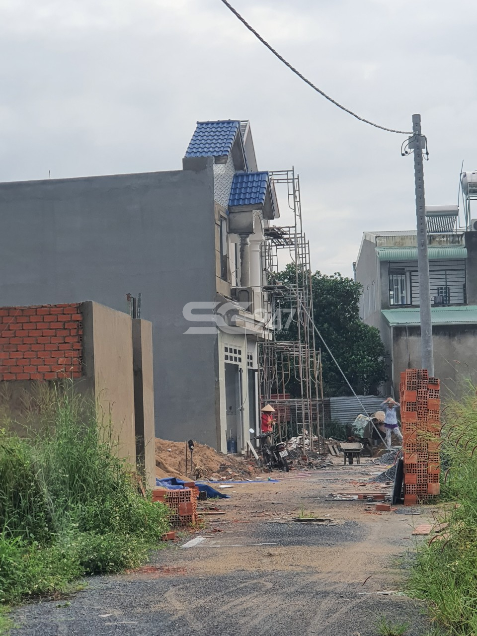 Tại thời điểm tháng 10/2020 bên cạnh đường rộng 5m đã rải đá thì trụ điện cũng đã được trồng và điện đã được đấu nối