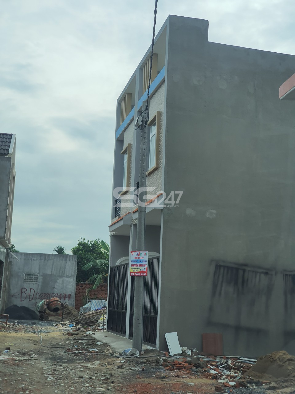 Một số căn nhà 2 lầu hoành tráng đã được đưa vào sử dụng (hình ảnh ghi nhận vào tháng 10/2020)