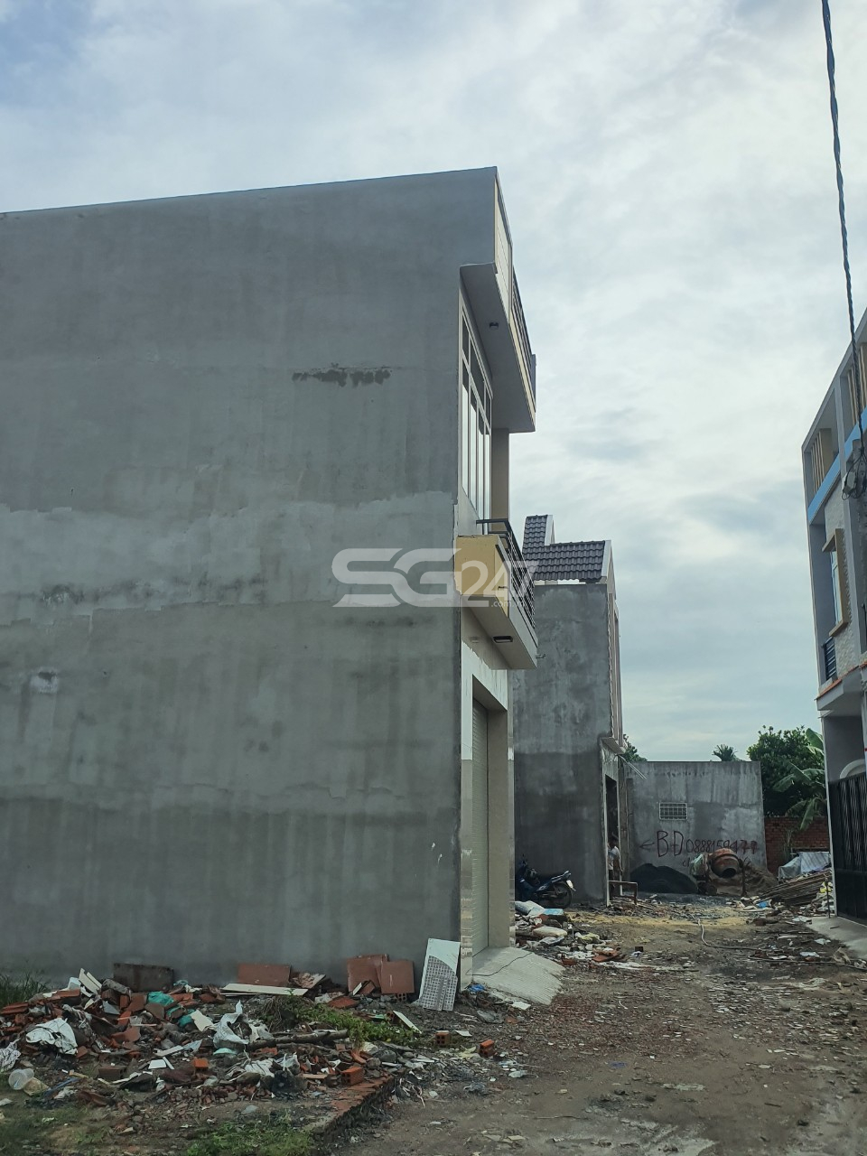 Một số căn nhà 2 lầu hoành tráng đã được đưa vào sử dụng (hình ảnh ghi nhận vào tháng 10/2020)