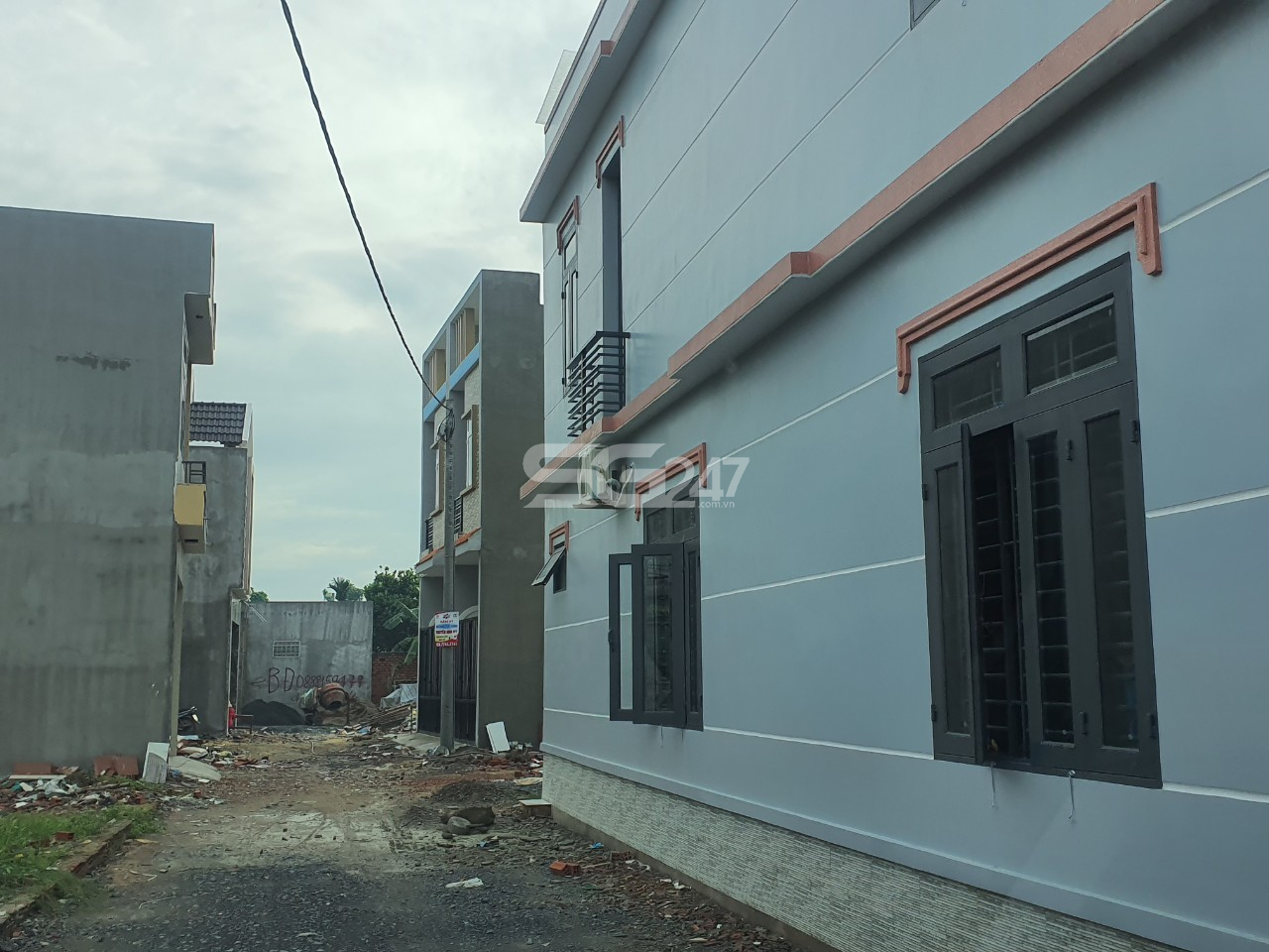 Một số căn nhà 2 lầu hoành tráng đã được đưa vào sử dụng (hình ảnh ghi nhận vào tháng 10/2020)