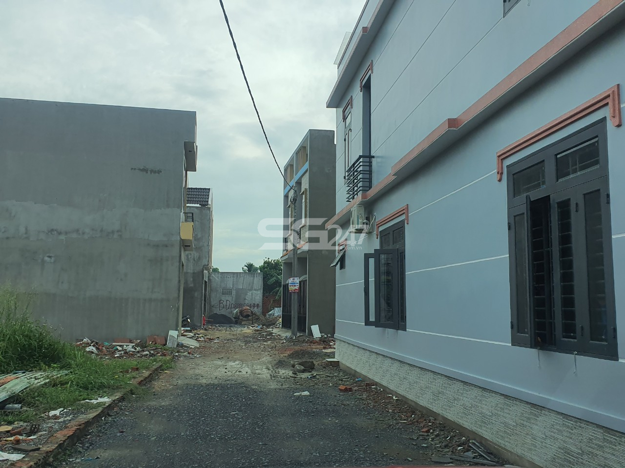 Một số căn nhà 2 lầu hoành tráng đã được đưa vào sử dụng (hình ảnh ghi nhận vào tháng 10/2020)