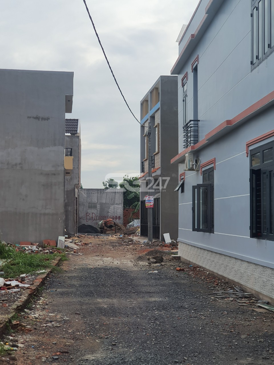 Một số căn nhà 2 lầu hoành tráng đã được đưa vào sử dụng (hình ảnh ghi nhận vào tháng 10/2020)