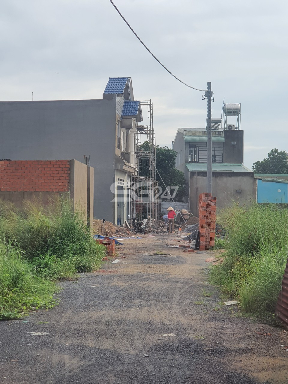 Tại thời điểm tháng 10/2020 bên cạnh đường rộng 5m đã rải đá thì trụ điện cũng đã được trồng và điện đã được đấu nối