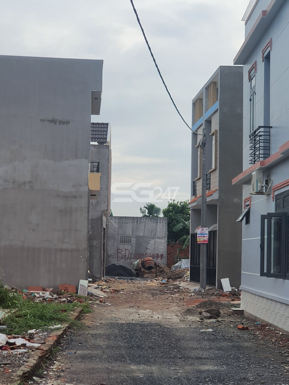 Tại thời điểm tháng 10/2020 bên cạnh đường rộng 5m đã rải đá thì trụ điện cũng đã được trồng và điện đã được đấu nối