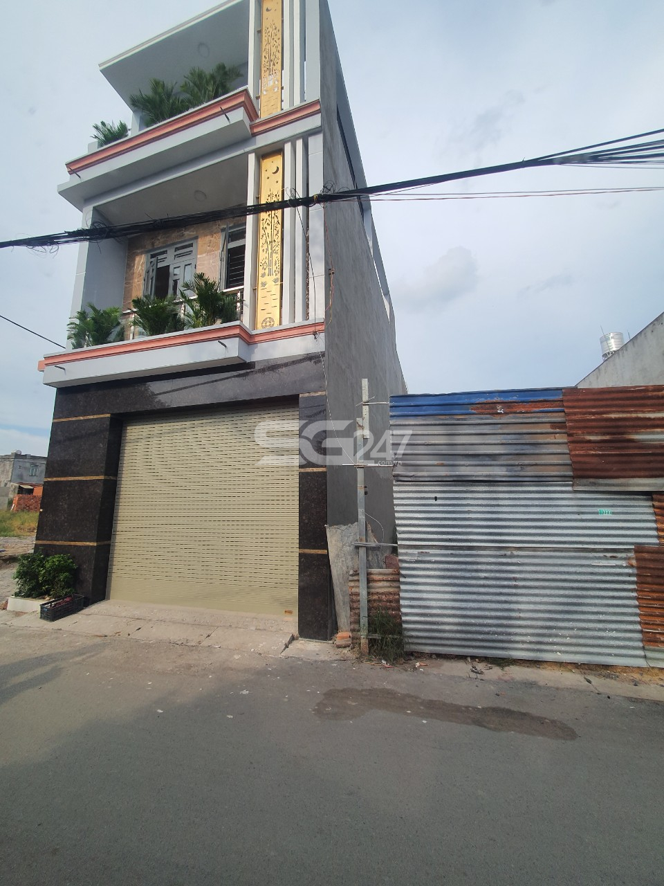 Một số căn nhà 2 lầu hoành tráng đã được đưa vào sử dụng (hình ảnh ghi nhận vào tháng 10/2020)